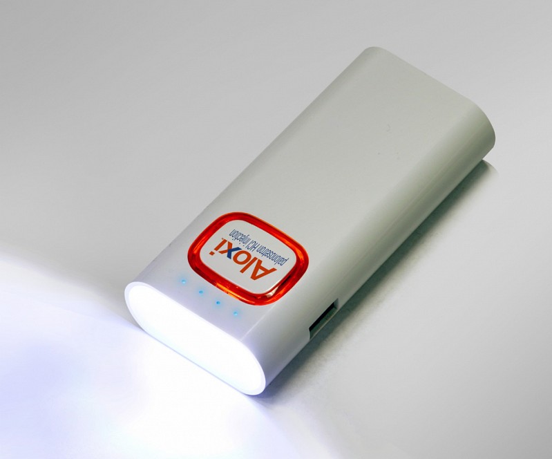Зарядное устройство с ультраярким LED-фонариком и подсветкой логотипа, 4400 mAh, цвет белый