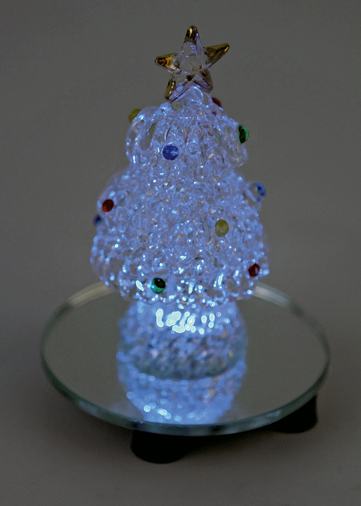 Сказочная новогодняя елка на зеркальной подставке с меняющей цвет подсветкой