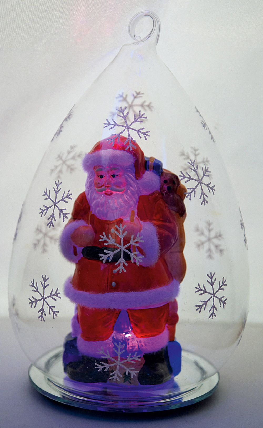 Родом из детства. Дед Мороз с полным мешком подарков под стеклянным колпаком с меняющей цвет подсветкой