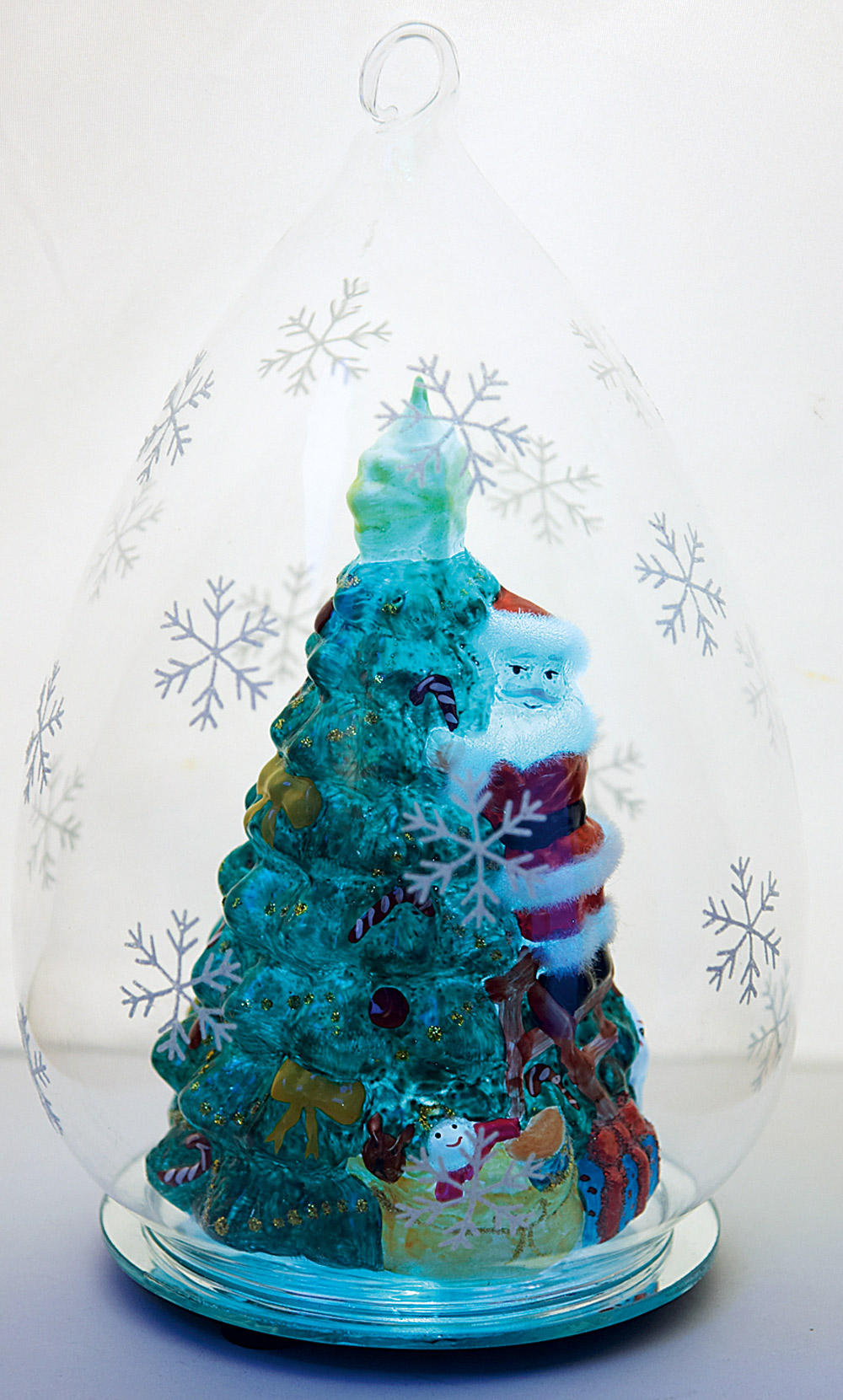 И хвои лесной аромат... Дед Мороз с рождественской елкой под стеклянным колпаком с меняющей цвет подсветкой