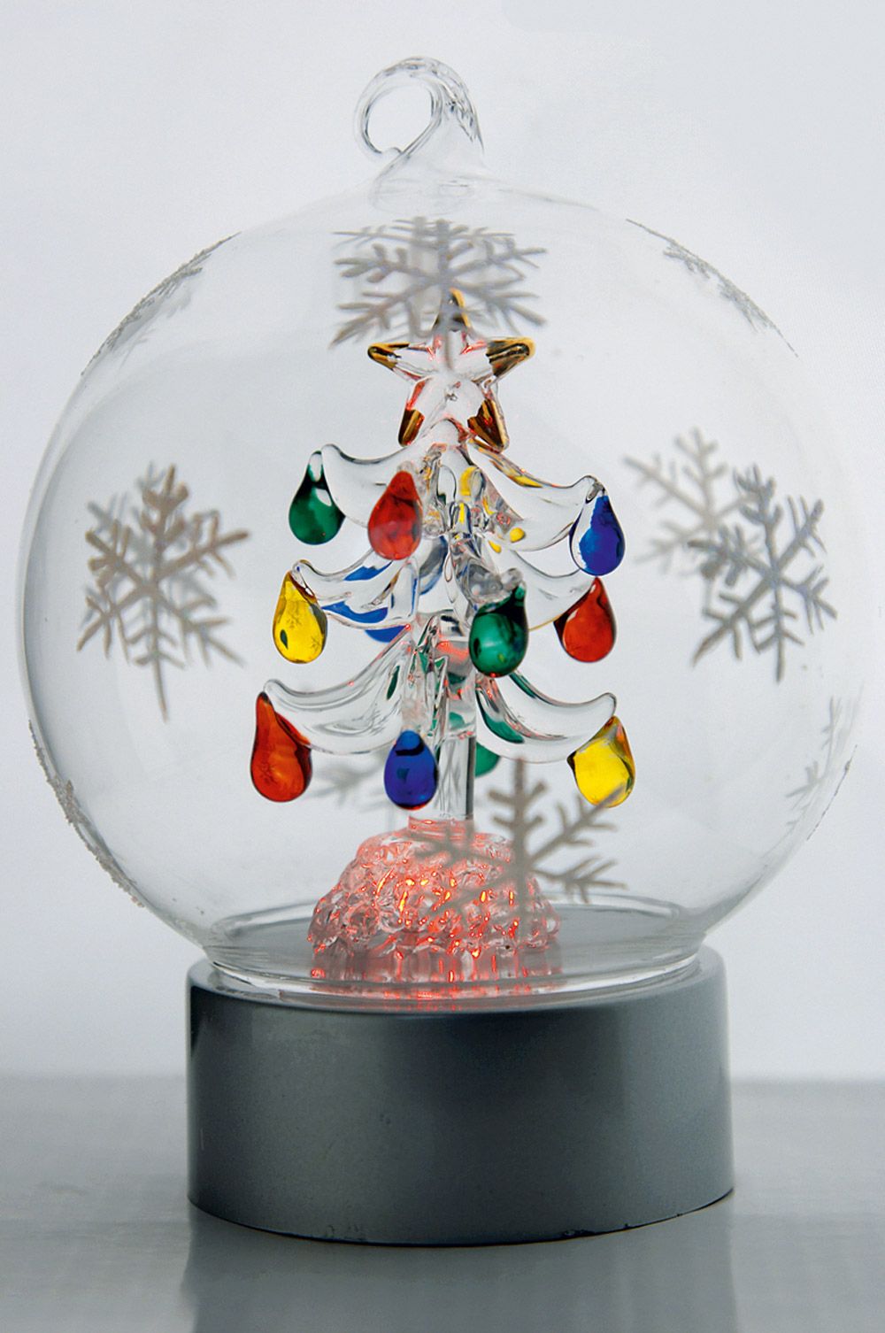 Новогодняя елка с разноцветными украшениями в шаре с меняющей цвет подсветкой на подставке