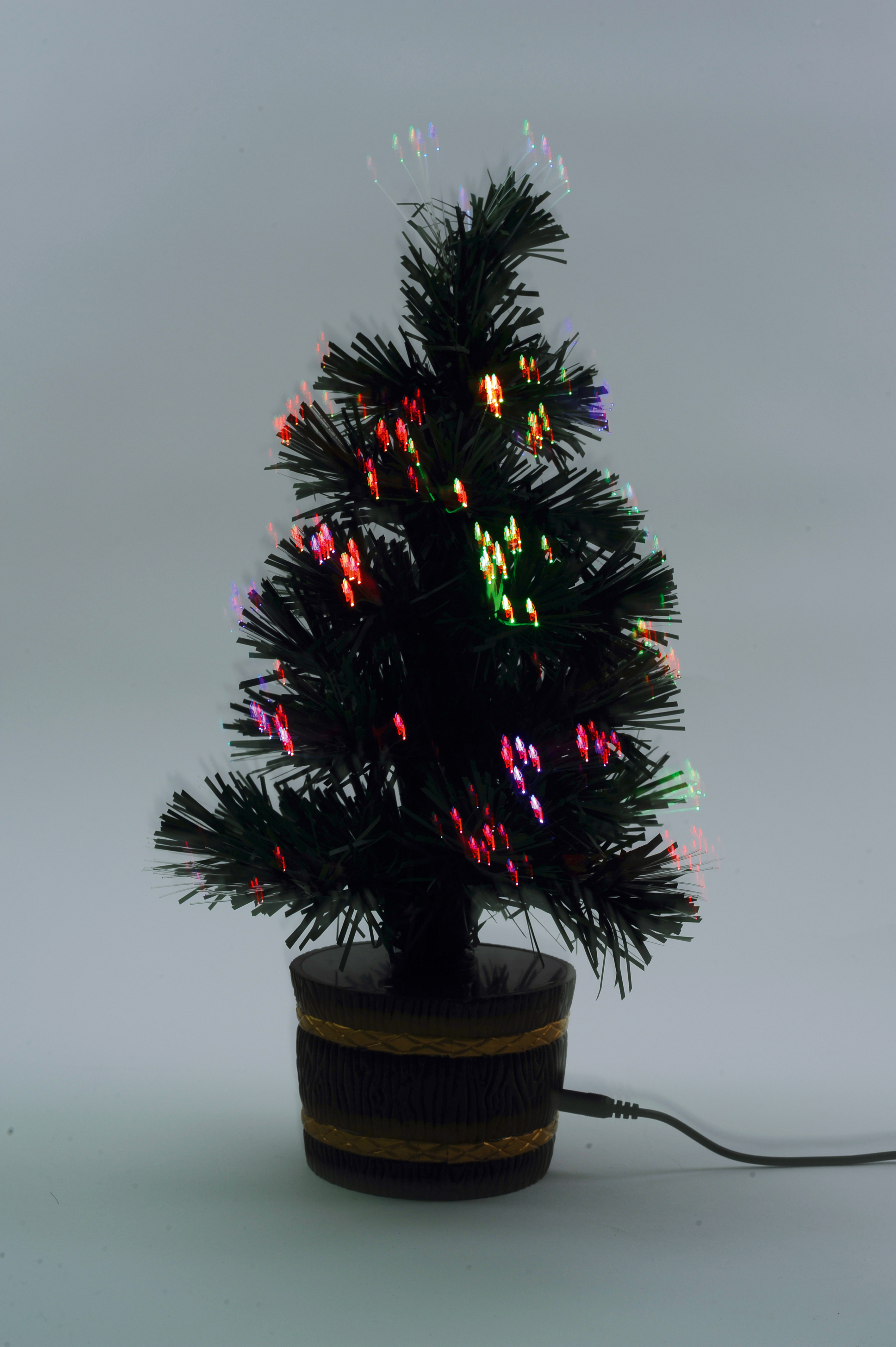 Новогодняя елка с оптоволоконной подсветкой на подставке. При подключении к USB елка плавно меняет цвета