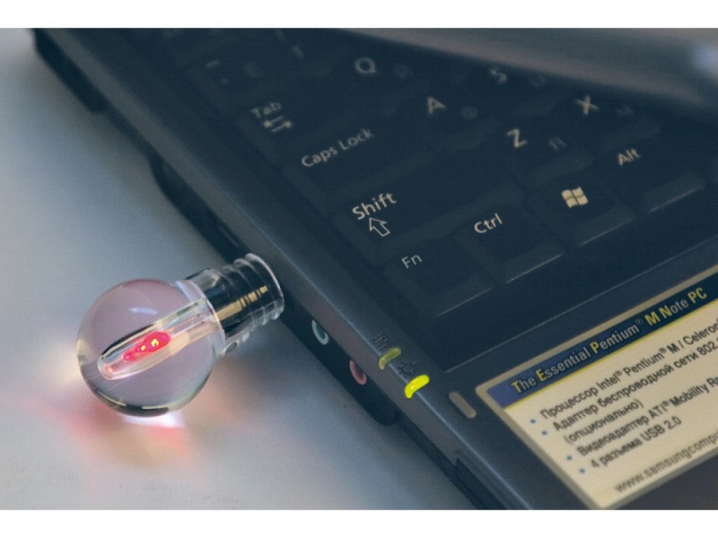 Флеш-карта USB 2.0 на 4 Gb в форме лампочки с шильдом